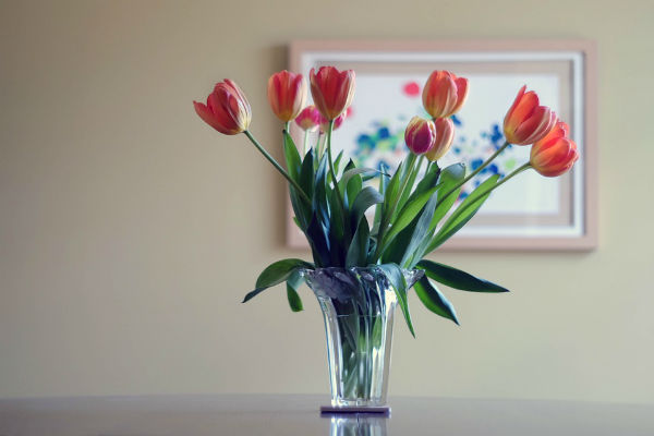 毎日の生活を潤すポイント、テーブルには毎日小さくても花を飾る！